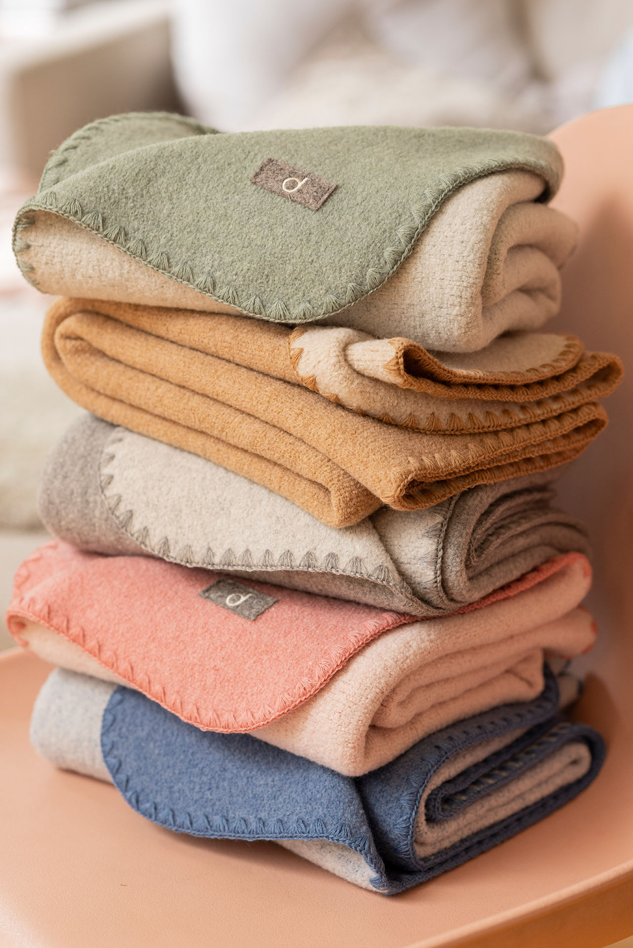 Gestapelte disana Doubleface-Babydecken in Taubenblau-Natur, Softpink-Natur, Grau-Natur, Karamell-Natur und jade-Natur