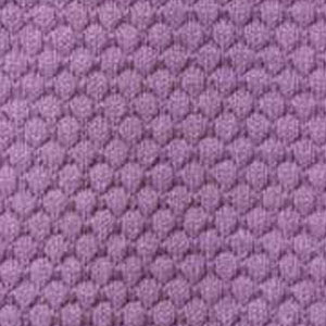 Nahaufnahme der disana Wabenstrick-Struktur in Flieder für den Wabenstrick-Pullover und die Wabenstrick-Jacke