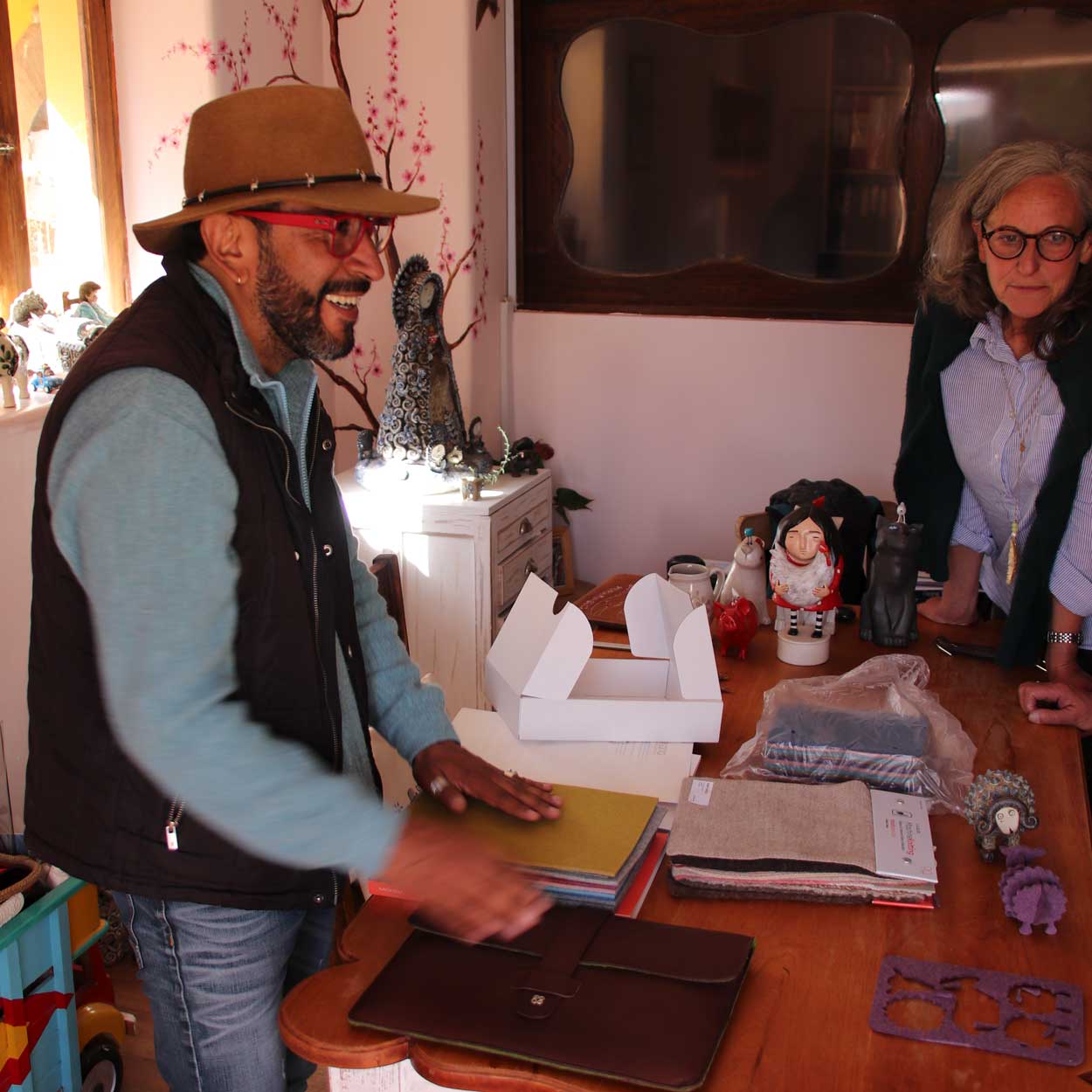 Werkstatt in Cusco: Einblick in das Projekt Casa Mantay, wo hochwertige Leder- und Textilwaren in Handarbeit entstehen.