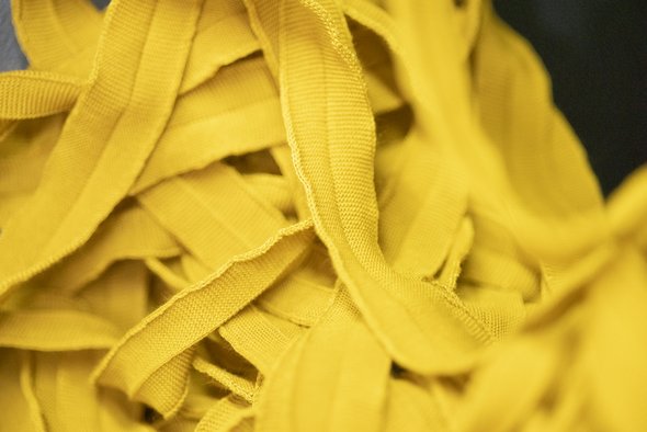 Nahaufnahme currygelber disana Einfassbänder aus reiner Bio-Merinowolle für hochwertige Kantenabschlüsse